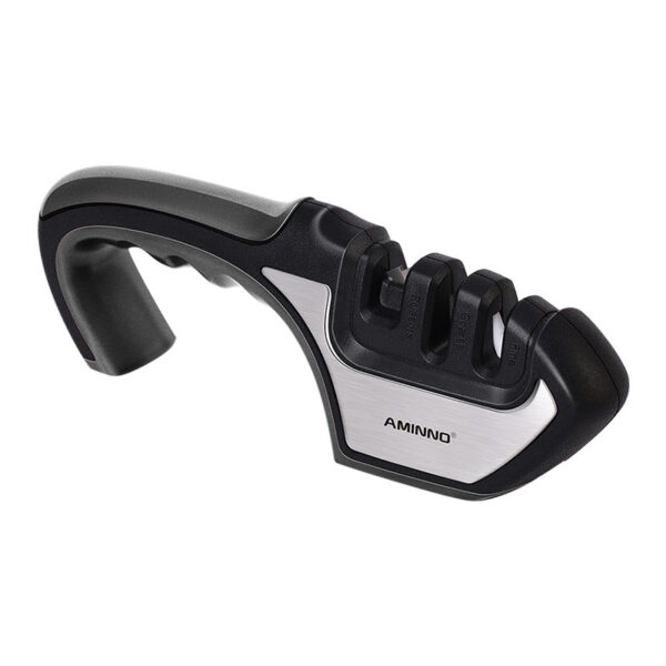 3993672043355-1.jpg A Four-in-one Family Uses A Sharpener To Sharpen A Kitchen Knife